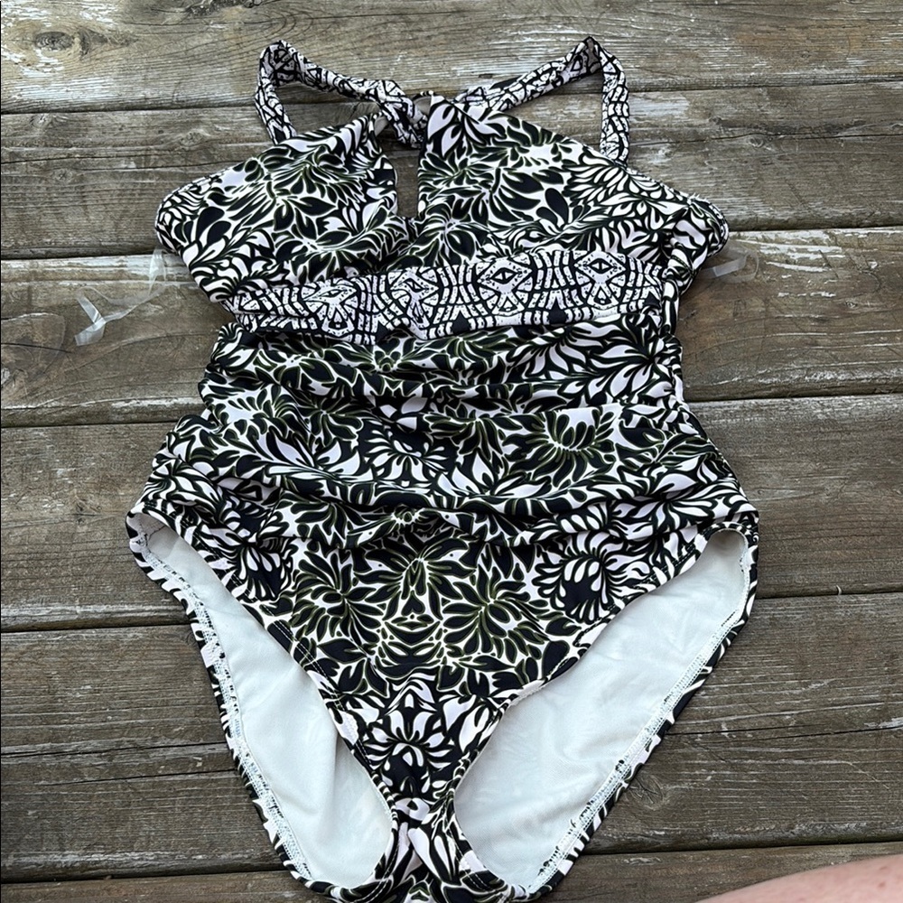 Ellen Tracy Black and White Swimsuit size 8